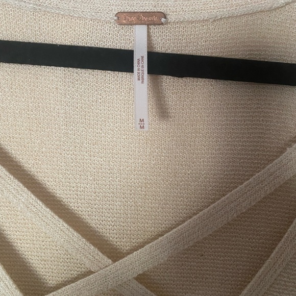 Free People sweater it’s longer in the back then the front Only had it on once - Picture 5 of 5